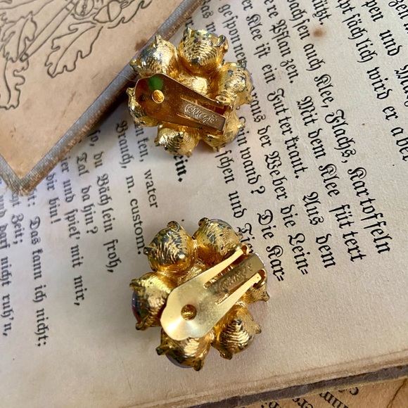 SOLD-Vintage Hattie Carnegie two tone pink Givré glass clip on earrings - Picture 11 of 14